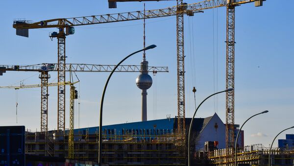 Cranes frame Berlin's TV Tower at a constrution site near the city's famed East Side gallery, on March 24, 2017 - Sputnik International