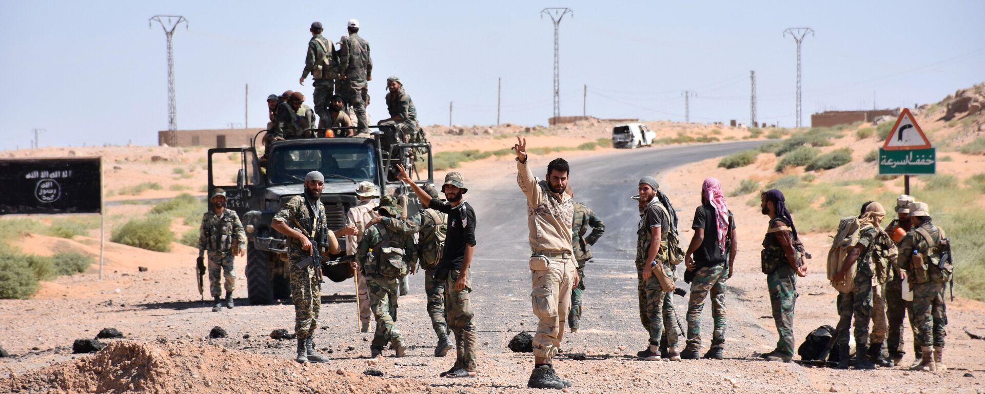 Syrian government forces gesture and inspect the site as they arrive to a destroyed bridge on a road between the Kabajeb and Al-Shula on the southwestern outskirts of Deir Ezzor on September 8, 2017, during the ongoing battle against Islamic State (IS) group jihadists - Sputnik International, 1920, 10.04.2022