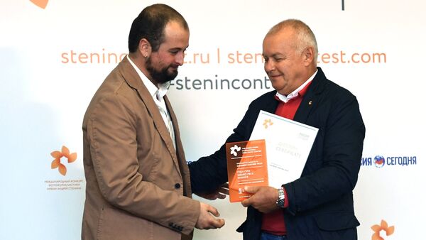 Alejandro Martinez Velez and Rossiya Segodnya Director General Dmitry Kiselev during the Stenin contest award ceremony in Moscow - Sputnik International