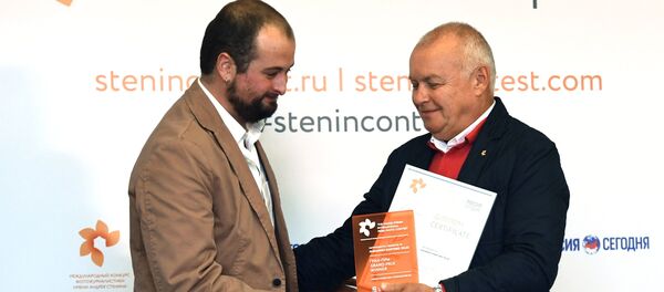 Alejandro Martinez Velez and Rossiya Segodnya Director General Dmitry Kiselev during the Stenin contest award ceremony in Moscow Alejandro Martinez Velez and Rossiya Segodnya Director General Dmitry Kiselev during the Stenin contest award ceremony in Moscow - Sputnik International
