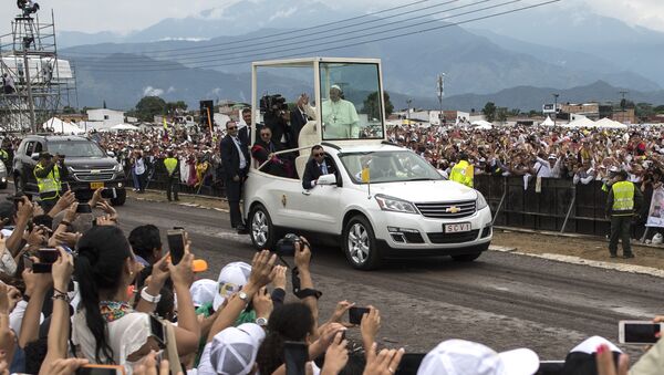 Pope Francis waves to the crowd as he arrives in the popemobile to give an open air mass in Villavicencio, Colombia, on September 8, 2017 - Sputnik International