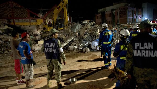 Rescuers sift through the rubble of the partially collapsed city hall in Juchitan , Oaxaca state, Mexico, following a massive earthquake, Friday, Sept. 8, 2017 - Sputnik International