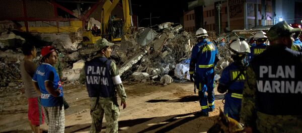 Rescuers sift through the rubble of the partially collapsed city hall in Juchitan , Oaxaca state, Mexico, following a massive earthquake, Friday, Sept. 8, 2017 - Sputnik International