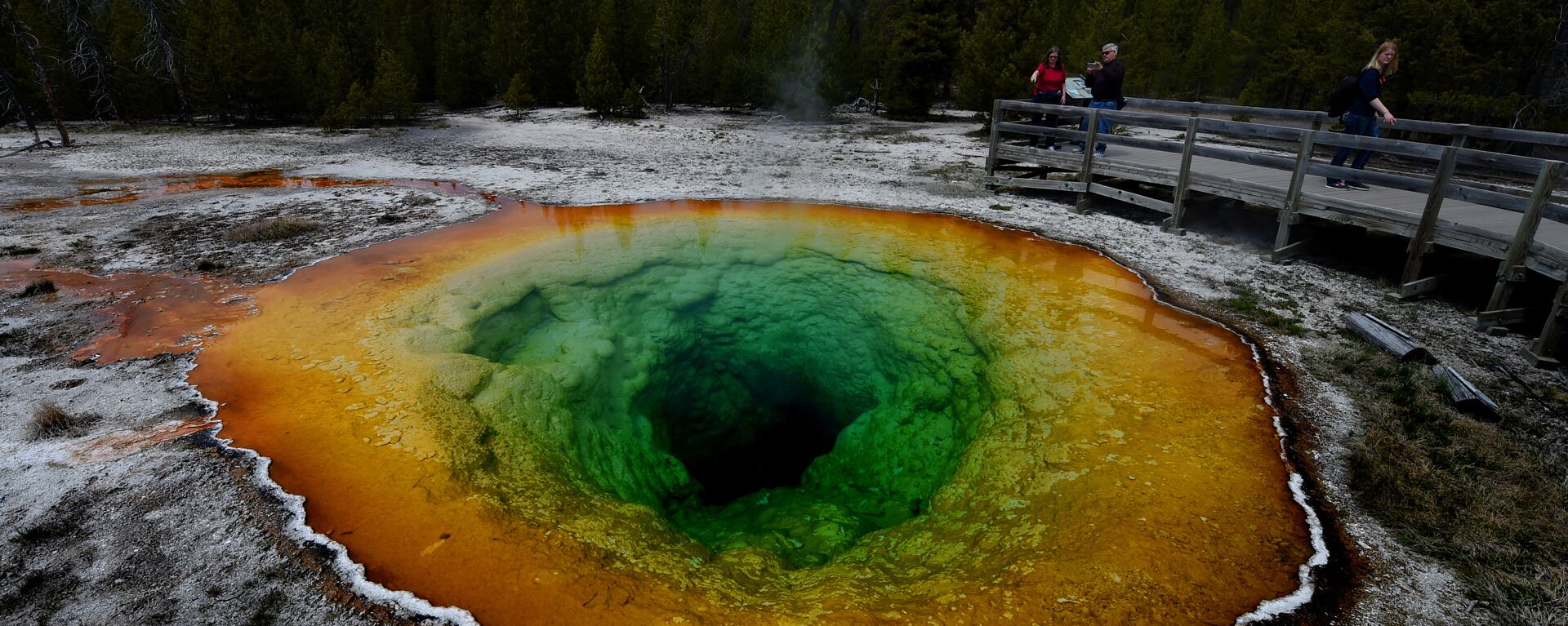 Tourists view the Morning Glory hot spring in the Upper Geyser Basin of Yellowstone National Park in Wyoming (File). - Sputnik International, 1920, 14.02.2021