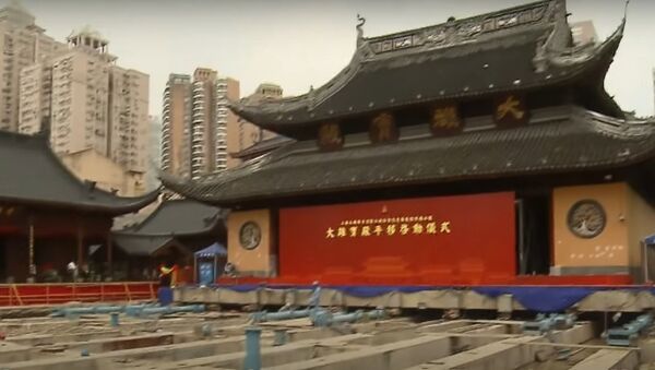 Shanghai 2,000-ton temple moving 30.4 meters to new location - Sputnik International