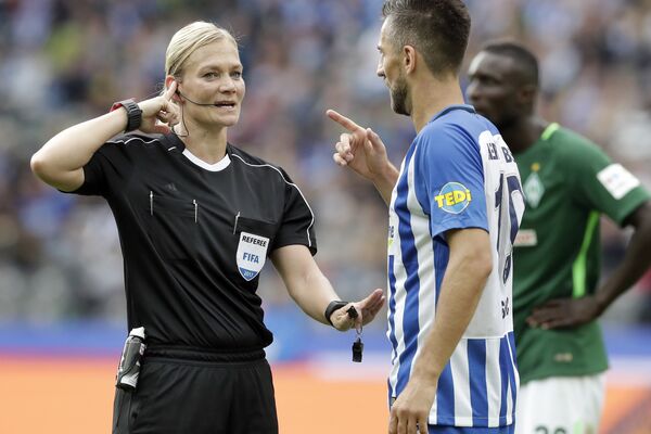 Referee Bibiana Steinhaus, left, speaks to a player during the German Bundesliga soccer match between Hertha BSC Berlin and SV Werder Bremen in Berlin, Germany, Sunday, Sept. 10, 2017. - Sputnik International