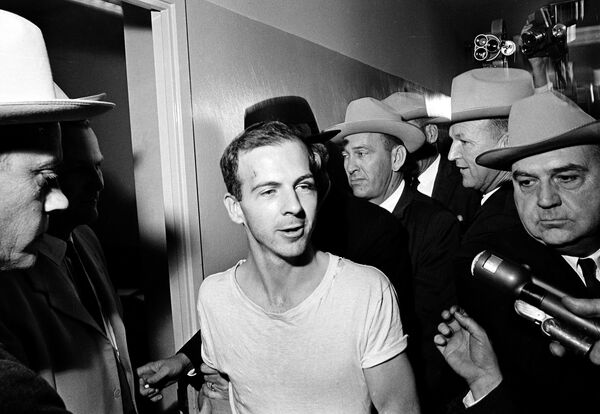 Surrounded by detectives, Lee Harvey Oswald talks to the press as he is led down a corridor of the Dallas police station for another round of questioning in connection with the assassination of US President John F. Kennedy, November 23, 1963. Surrounded by detectives, Lee Harvey Oswald talks to the press as he is led down a corridor of the Dallas police station for another round of questioning in connection with the assassination of US President John F. Kennedy, November 23, 1963. - Sputnik International