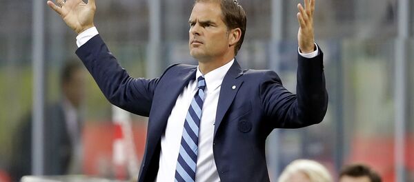 Inter Milan coach Frank de Boer opens his arms during the Serie A soccer match between Inter Milan and Juventus at the San Siro stadium in Milan, Italy, Sunday, Sept. 18, 2016. - Sputnik International