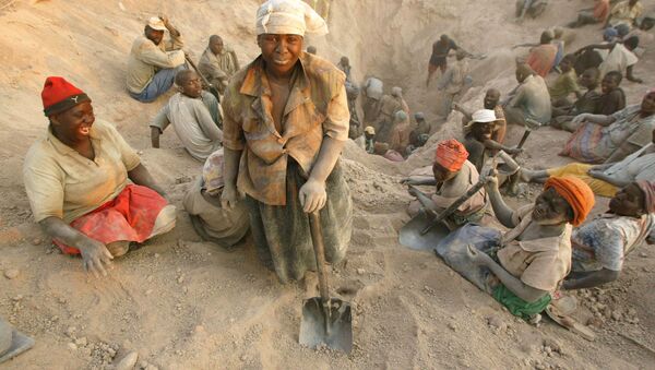 In this file photo taken Wednesday, Nov. 1, 2006 gangs of illegal miners dig for diamonds in Marange, eastern Zimbabwe. - Sputnik International