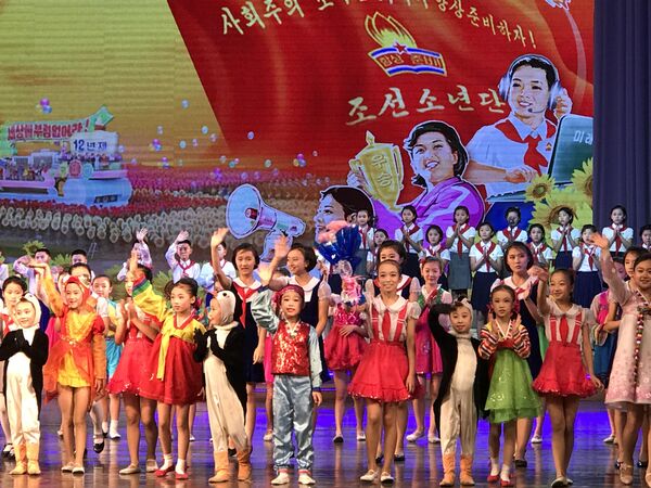 In the Kumsusan Palace of the Sun in Pyongyan children learn to dance, sing and draw. The kids prepared a special program for Serbia tourists. In the Kumsusan Palace of the Sun in Pyongyan children learn to dance, sing and draw. The kids prepared a special program for Serbia tourists. - Sputnik International