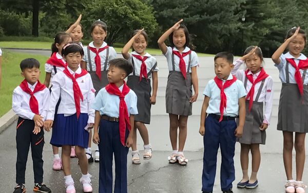 Children at the one of the Pyongyang's streets - Sputnik International