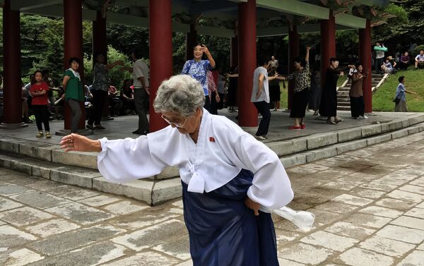 Elderly woman dances on the street in Pyongyang - Sputnik International