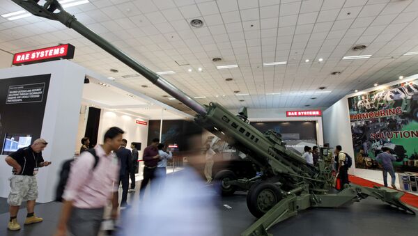 Visitors walk passed the BAE Systems M777 Howitzer artillery piece at the 7th International Land and Naval Defence Systems Exhibition in New Delhi, India (File) - Sputnik International