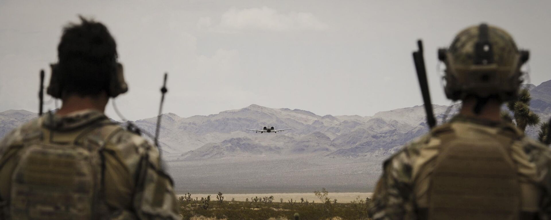Airmen watch an A-10 Thunderbolt II perform a show-of-force maneuver during a training exercise at the Nevada Test and Training Range at Nellis Air Force Base, Nev., July 19, 2017 - Sputnik International, 1920, 02.02.2023