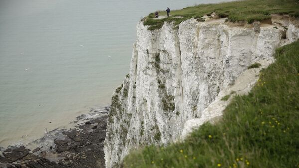Visitors look down from the top of a section of the White Cliffs of Dover, south east England, Thursday, June 9, 2016. - Sputnik International