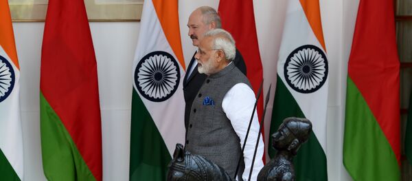 Indian Prime Minister Narendra Modi (R) walks with President of Belarus Alexander Lukashenko before their meeting in New Delhi on September 12, 2017 - Sputnik International