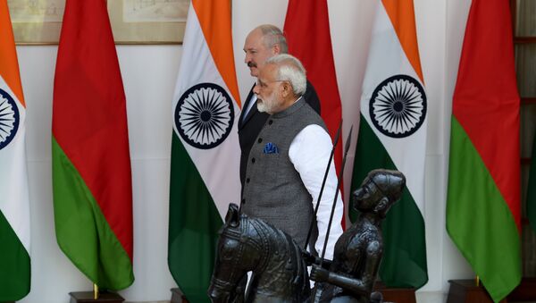 Indian Prime Minister Narendra Modi (R) walks with President of Belarus Alexander Lukashenko before their meeting in New Delhi on September 12, 2017 - Sputnik International