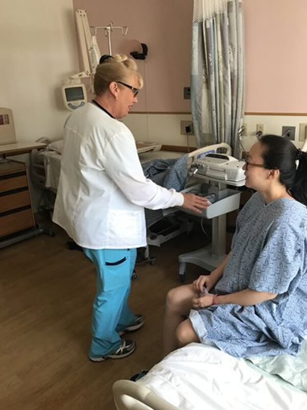 Chinese woman consults with her US doctor about childbirh Chinese woman consults with her US doctor about childbirh - Sputnik International
