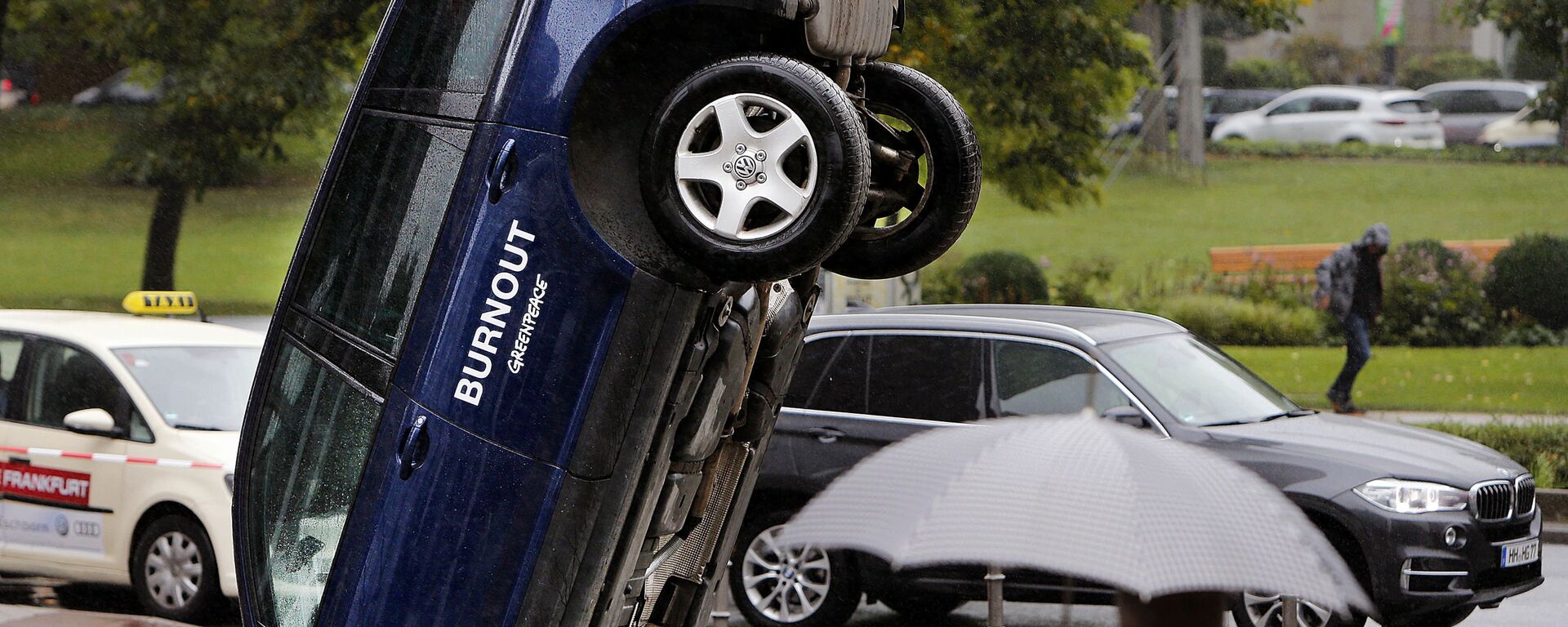 A Volkswagen Touareg stands upside down in front of the fair ground of the IAA Motor Show in Frankfurt, Germany, Wednesday, Sept. 13, 2017. The environmental organization Greenpeace installed the car the day before to protest against the car industry. From frighteningly fast hypercars to new electric SUVs, the Frankfurt auto show is a major event for car lovers wanting to get a glimpse of the future.  - Sputnik International, 1920, 16.10.2023
