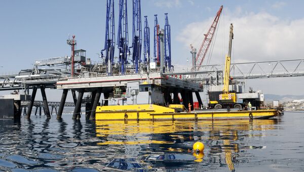 A picture taken on March 24, 2015 shows the jetty at the oil storage terminal of VTT Vasiliko Ltd (VTTV) at the port of Vasilikos in the coastal southern Cypriot town of Mari. - Sputnik International