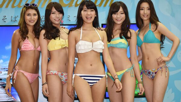 Japanese apparel maker San-ai's campaign girl Ikumi Hisamatsu (C) and models display the company's latest swimsuits during a collection supported by the Guam Visitors Bureau as part of the Tourism EXPO Japan, in Tokyo. (File) - Sputnik International