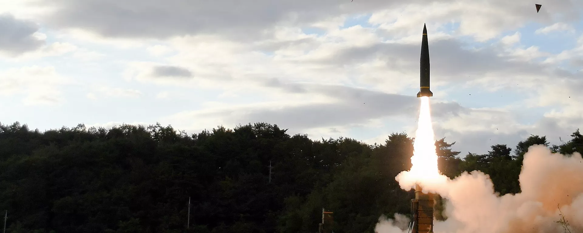 In this photo provided by South Korea Defense Ministry, South Korea's Hyunmoo II ballistic missile is fired during an exercise at an undisclosed location in South Korea, Friday, Sept. 15, 2017 - Sputnik International, 1920, 08.11.2024