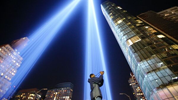 As man takes a pictures as the The 'Tribute in Light' illuminates the night sky, on September 10, 2017 in New York City, on the eve of the anniversary of the September 11, 2001 terror attacks. - Sputnik International