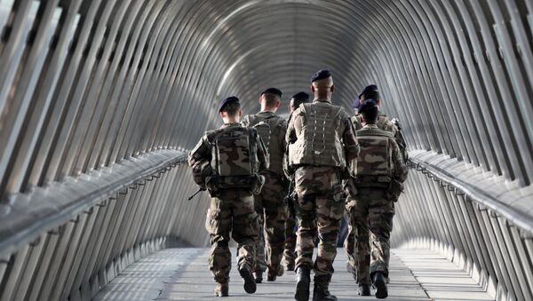 French troops of the Sentinel Operation patrol at the La Defense business district just outside of Paris on August 31, 2017 - Sputnik International