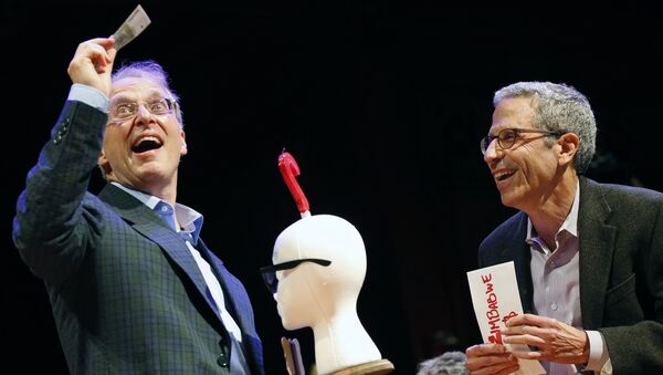 James Heathcote, left, reacts after receiving the Ig Nobel Anatomy Prize from Nobel laureate Eric Maskin (economics, 2007) during ceremonies at Harvard University in Cambridge, Mass - Sputnik International