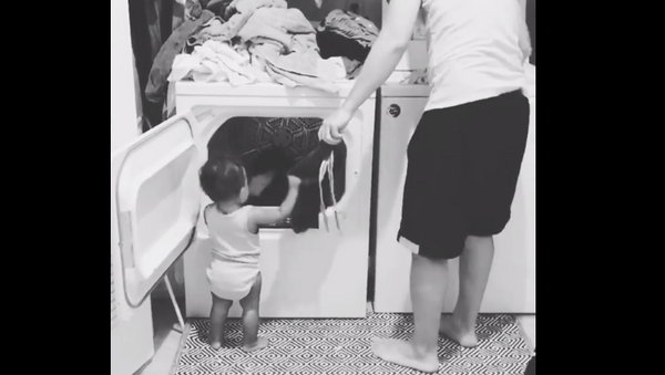 Laundry Day: Toddler Lends a Helping Hand to Daddy - Sputnik International