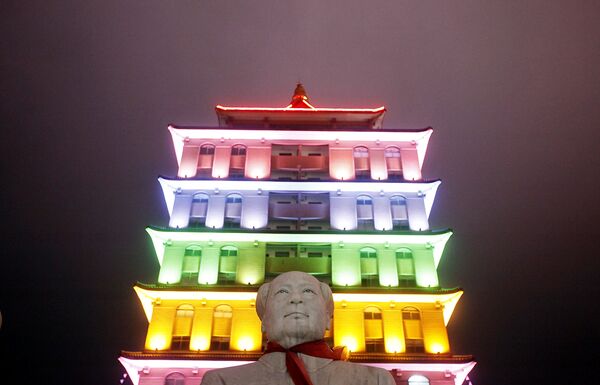 This Aug. 11, 2009 photo shows a statue of Mao Zedong in front of an illuminated pagoda-shape building in Huaxi, Jiangsu Province, China - Sputnik International