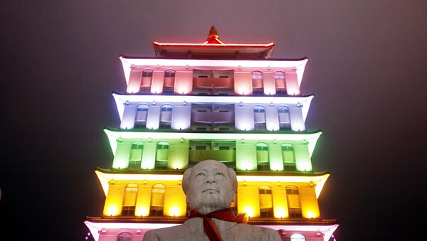 This Aug. 11, 2009 photo shows a statue of Mao Zedong in front of an illuminated pagoda-shape building in Huaxi, Jiangsu Province, China - Sputnik International