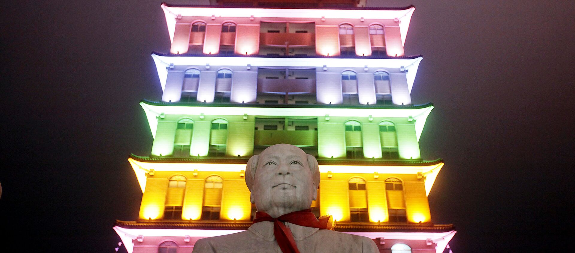 This Aug. 11, 2009 photo shows a statue of Mao Zedong in front of an illuminated pagoda-shape building in Huaxi, Jiangsu Province, China - Sputnik International, 1920, 13.02.2021