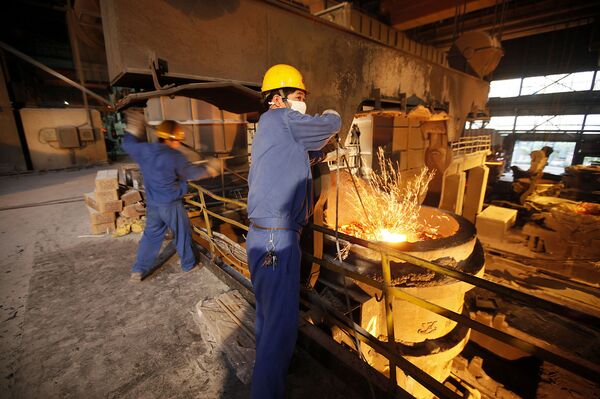 This Aug. 11, 2009 photo shows laborers working at Huaxi No. 2 steel and iron construction material company in Huaxi, Jiangsu Province, China - Sputnik International
