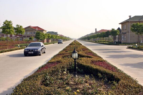A typical nieghborhood street is pictured in Huaxi Village 10 December 2004 in Jiangyin County, Jiangsu Province - Sputnik International