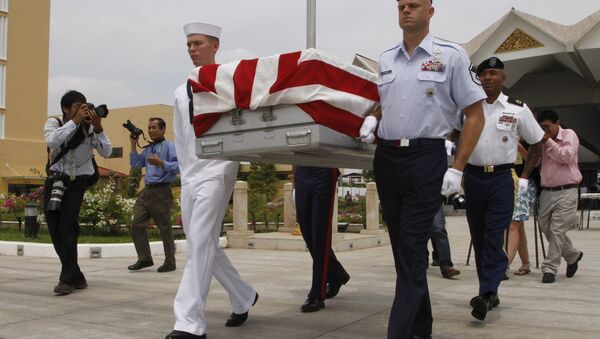 Four U.S. servicemen carry a coffin containing possible remains of a U.S. serviceman to a C-17 cargo plane during a repatriation ceremony at Phnom Penh International Airport, Cambodia, Wednesday, April 2, 2014. - Sputnik International
