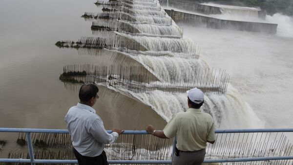 Indian engineers watch overflowing Sardar Sarovar dam, on the Narmada river, about 200 kilometers (125 miles) from Ahmadabad, India, Monday, Aug. 29, 2011 - Sputnik International