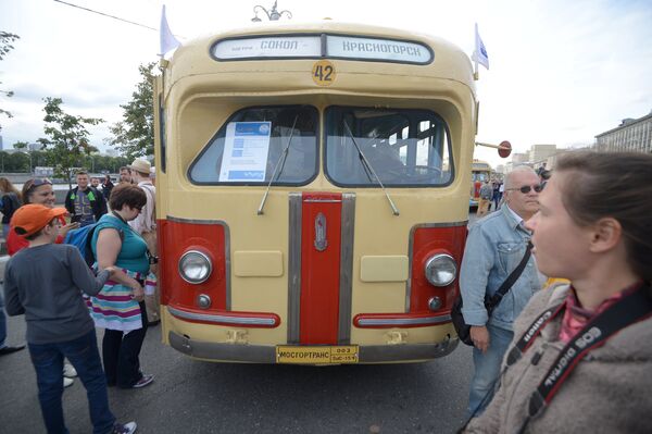 People entering a ZIS-154 during an exhibition in Moscow. - Sputnik International