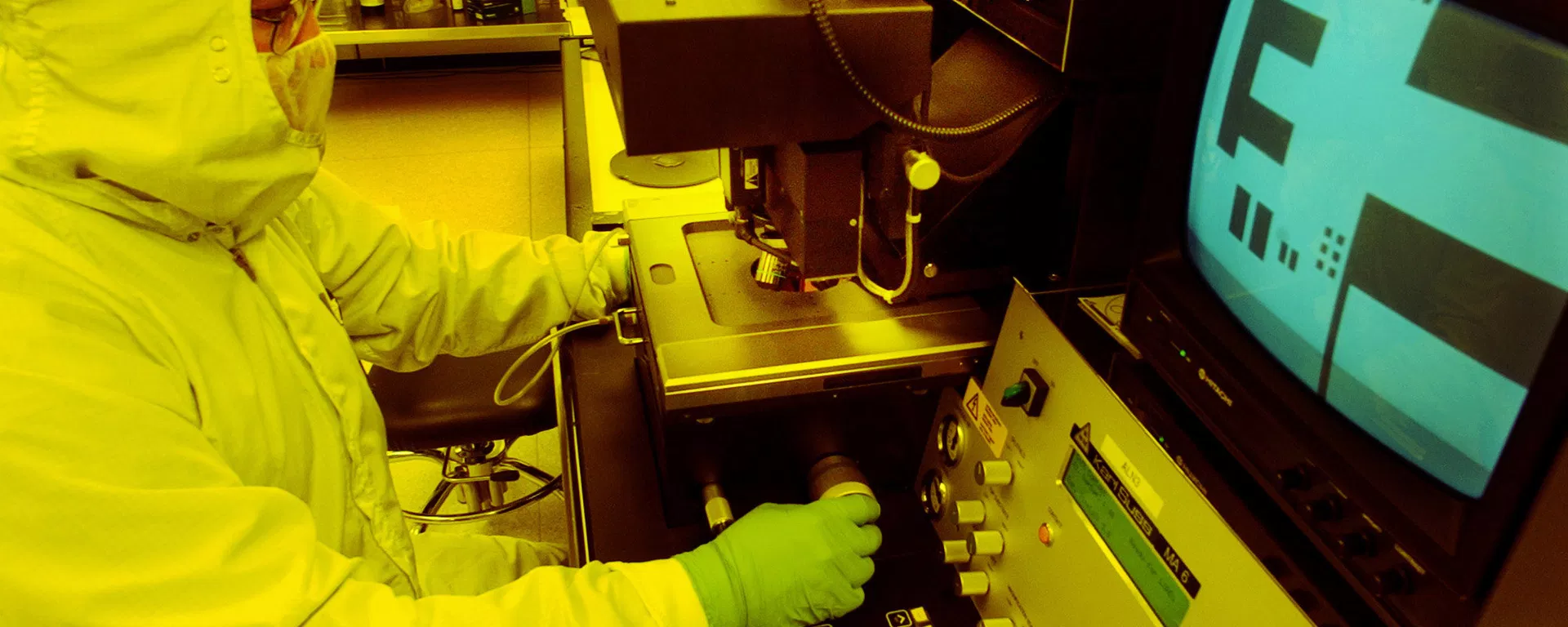 A microchip is projected on a screen by a microscope in a photo lithography room where film emulsion is applied to a microchip wafer - Sputnik International, 1920, 02.12.2023