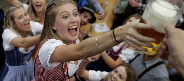 A young woman struggles for beer during the opening of the 184th Oktoberfest beer festival in Munich, Germany, Saturday, Sept. 16, 2017. The world's largest beer festival will be held from Sept. 16 until Oct. 3.  - Sputnik International