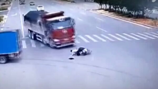 Scooter driver narrowly escapes death after running a red ligh - Sputnik International