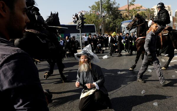 Israeli ultra-Orthodox Jewish men clash with police at a protest against the detention of a member of their community who refuses to serve in the Israeli army, in Jerusalem September 17, 2017 - Sputnik International