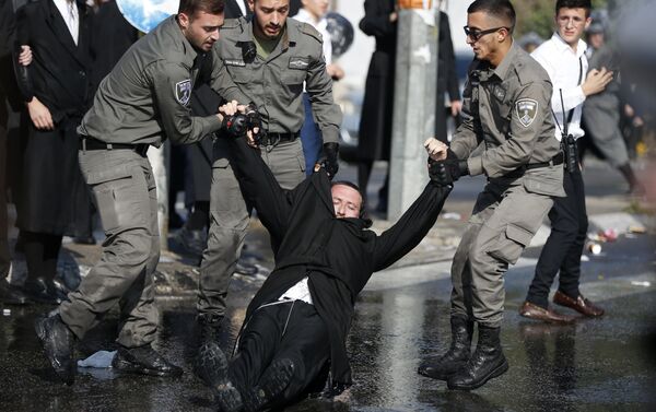 Members of the Israeli security forces drag an ultra-Orthodox Jewish demonstrator in an ultra-Orthodox neighbourhood of Jerusalem on September 17, 2017 during a protest against a court ruling that could require them to serve in the army like their secular counterparts - Sputnik International