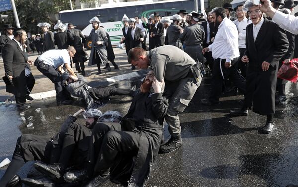 Israeli security forces remove ultra-Orthodox Jewish demonstrators from the road in an ultra-Orthodox neighbourhood of Jerusalem on September 17, 2017 as they protest against a court ruling that could require them to serve in the army like their secular counterparts - Sputnik International