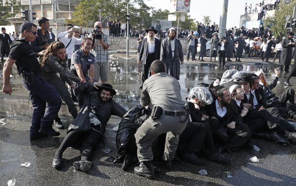 Israeli security forces remove Ultra-Orthodox Jewish demonstrators from the road in an ultra-Orthodox neighbourhood of Jerusalem on September 17, 2017 as they protest against a court ruling that could require them to serve in the army like their secular counterparts - Sputnik International