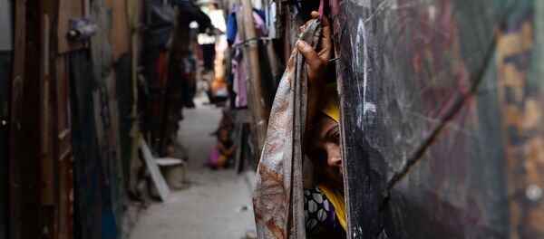 A Rohingya refugee peeps out from her makeshift shelter in New Delhi - Sputnik International