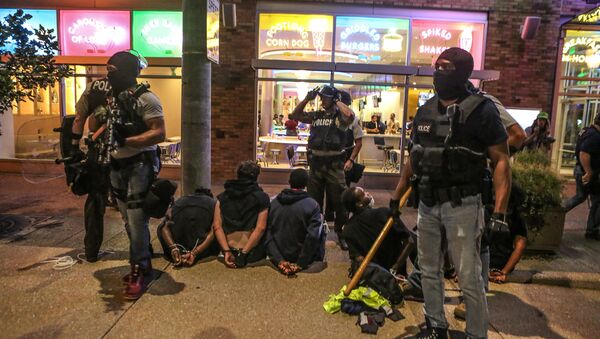 Police detain protesters arrested for causing damage to local businesses during the second night of demonstrations after a not guilty verdict in the murder trial of former St. Louis police officer Jason Stockley, charged with the 2011 shooting of Anthony Lamar Smith, who was black, in St. Louis, Missouri, U.S., September 16, 2017 - Sputnik International