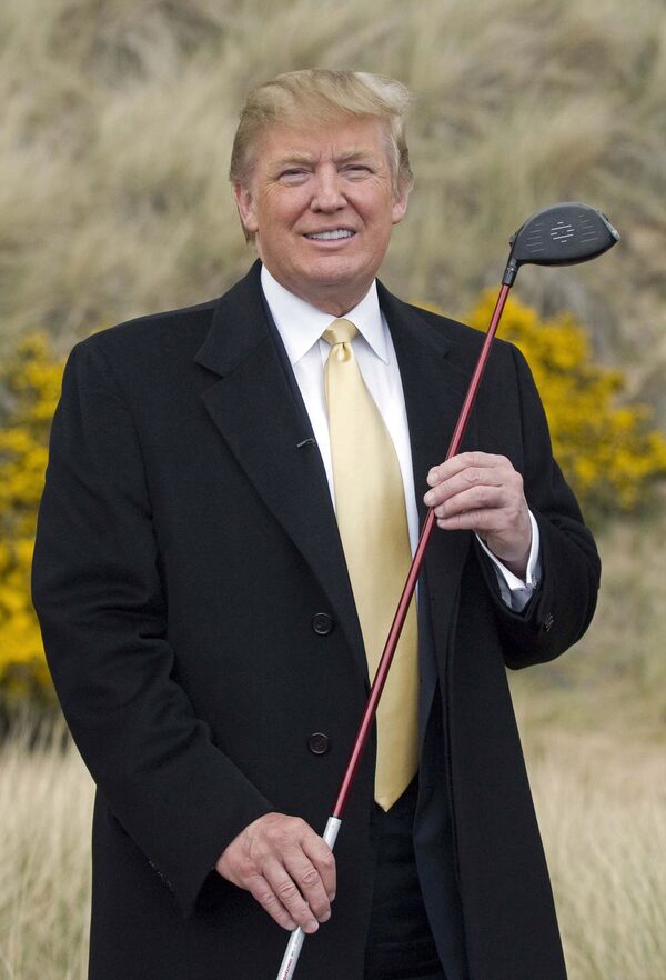  Donald Trump poses for photographers with a golf club (File) - Sputnik International