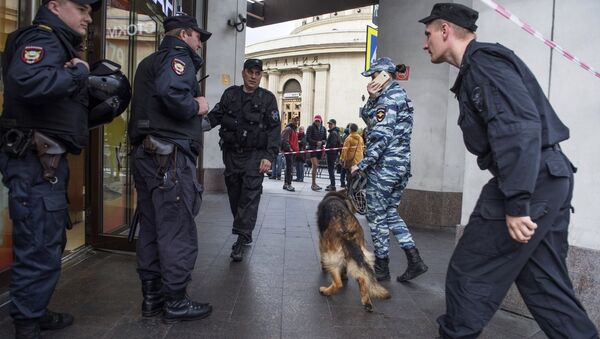 Police seen here outside a retail center in St. Petersburg as operative services check information on bombs planted in the city's buildings and retail centers - Sputnik International