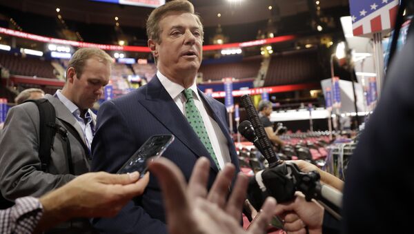 Trump Campaign Chairman Paul Manafort is surrounded by reporters on the floor of the Republican National Convention at Quicken Loans Arena, Sunday, July 17, 2016, in Cleveland - Sputnik International